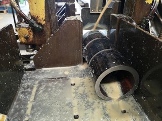 sawing machine is continuously cutting steel,pipe cutting machine