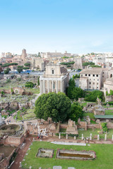 Fototapeta premium Panoramiczny widok z lotu ptaka na Forum Romanum podczas zachodu słońca w Rzymie, Włochy