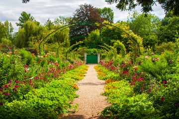 Bepflanzte Torbögen im Garten des Malers Claude Monet in Giverny in Frankreich
