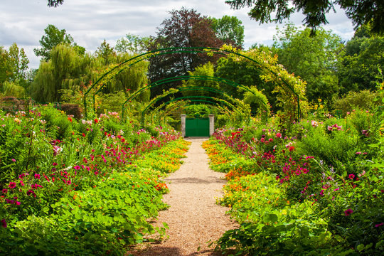 Bepflanzte Torb&ouml;gen im Garten des Malers Claude Monet in Giverny in Frankreich
