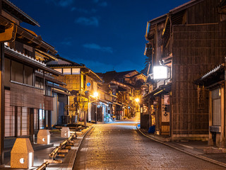 京都　夜の二年坂	
