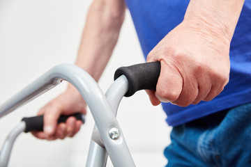 H&auml;nde von Senior an Gehgestell