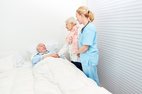 Alte Frau besucht ihren Mann im Krankenhaus