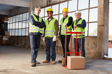 Industrie Arbeiter Team in Lagerhalle einer Fabrik