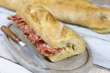 sandwich au saucisson sec sur une table