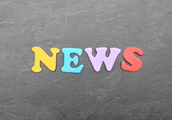 Begriff aus bunten Buchstaben auf Schieferplatte