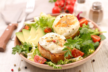 vegetable salad with toast and goat cheese