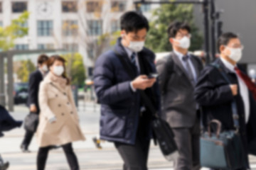 マスク姿のビジネスマンたち　ボカシ写真
