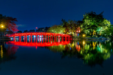 Huc Bridge no Lago Hoan Kiem