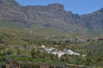 Fototapeta na wymiar White village in the mountains of Gran Canaria