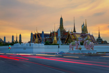 Obraz premium Landmark in Bangkok Wat phra keaw at sunset bangkok, Thailand