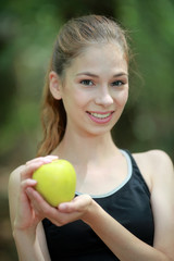 Jeune sportive avec une pomme