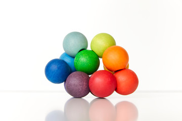 Buntes Spielzeug aus Holz in vielen Farben isoliert auf weißen Hintergrund