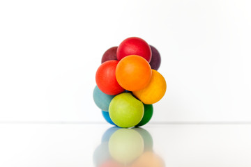 Buntes Spielzeug aus Holz in vielen Farben isoliert auf weißen Hintergrund