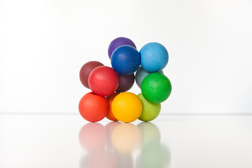 Buntes Spielzeug aus Holz in vielen Farben isoliert auf weißen Hintergrund