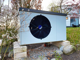  Luft Wasser Wärmepumpe an einem modernen Haus