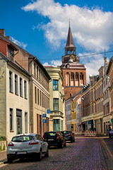 güstrow, deutschland - altstadtgasse mit turm der marienkirche