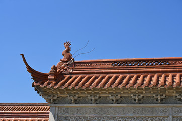 Fototapeta na wymiar A close-up of the cornices at the corners of Chinese classical temple buildings