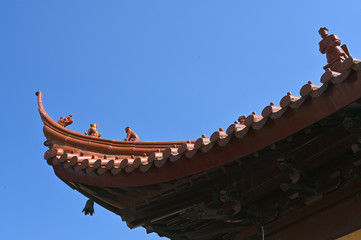 Fototapeta na wymiar A close-up of the cornices at the corners of Chinese classical temple buildings