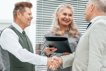 Fototapeta premium close up. business people confirming the deal with a handshake.