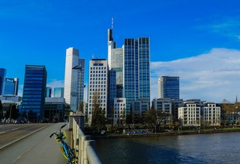 Untermainbr&uuml;cke vor Skyline Frankfurt