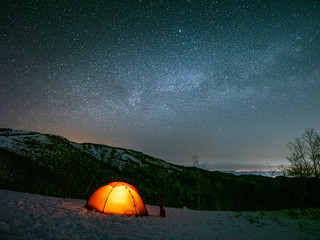 テント 星空 雪山 天の川