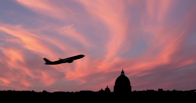 Silhouette laterale di un aereo passeggeri al decollo dalla citt&agrave; di Roma. Vacanze nel Lazio. Tramonto come sfondo.