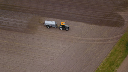 Traktor mit Güllefass / Gülletonne, Vogelperspektive © keBu.Medien