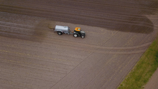 Traktor mit G&uuml;llefass / G&uuml;lletonne, Vogelperspektive
