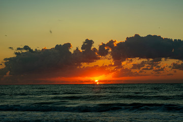 Obraz premium in the morning at sunrise on the seashore and playful waves
