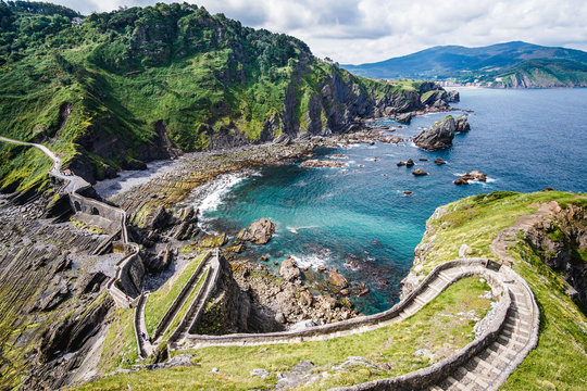 Escalera de ascenso a la ermita de San Juan de Gaztelugatxe, en Euskadi. Escenario de rocadragon en Juego de Tronos.