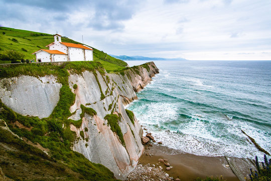 Hermita de San telmo en Zumaia con vistas a la playa y acantilados.
