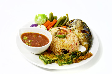 Fried rice with shrimp paste, fried fish and vegetables boiled in a white dish.