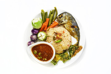 Fried rice with shrimp paste, fried fish and vegetables boiled in a white dish.