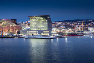Obraz premium City at night with street lights and lit buildings in Oslo, Norway