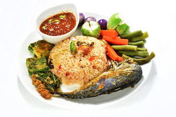 Fried rice with shrimp paste, fried fish and vegetables boiled in a white dish.