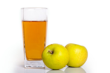 Fototapeta na wymiar glass of apple juice and apples