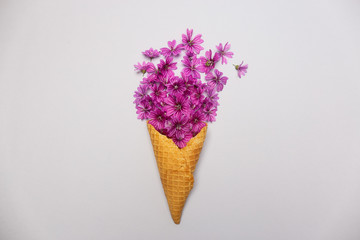 Gelato fatto di fiori colore lilla