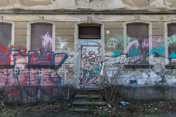 Fototapeta na wymiar Verlassenes Haus, heruntergekommen mit Graffiti