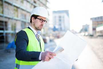 Architekt / Bauingenieur bei der Arbeit auf einer Baustelle 