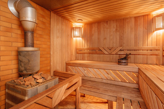 opslaan kom tot rust hemel sauna bathhouse warm interior inside empty brooms barrels bucket for water  Stock Photo | Adobe Stock