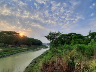 Obraz premium sunset over the river