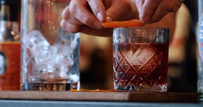 La Pr&eacute;paration de Cocktails Negroni