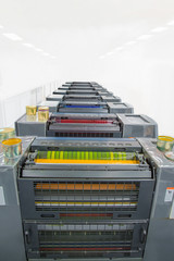  多色オフセット枚葉印刷機の上部。