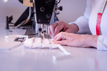 Fabrication de masques lavables pour la protection du visage contre virus du covid-19, coronavirus, allergie, épidémie et pandémie mondiale.