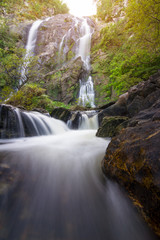 Obraz premium Kamphaeng Phet, Khlong Lan waterfall in autumn forest,