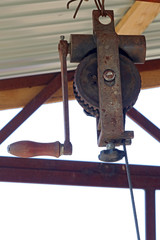 Hand winch for lifting heavy objects