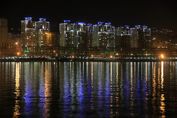 rozświetlone osiedle wysokich apartamentowców nocą