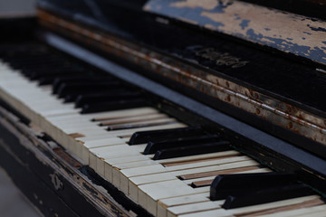 Fototapeta na wymiar cracked keys of an old piano