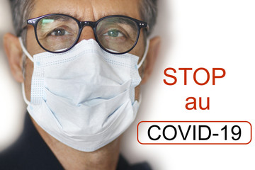 Un homme porte un masque contre le Coronavirus COVID-19 nCOV, docteur, médecin avec un masque...